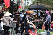 Không ít người dân thủ đô vẫn lơ là trong việc phòng dịch Covid-19
